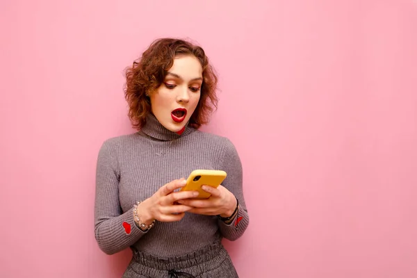 Chica Atractiva Sorprendida Con Pelo Rizado Suéter Gris Levanta Sobre — Foto de Stock