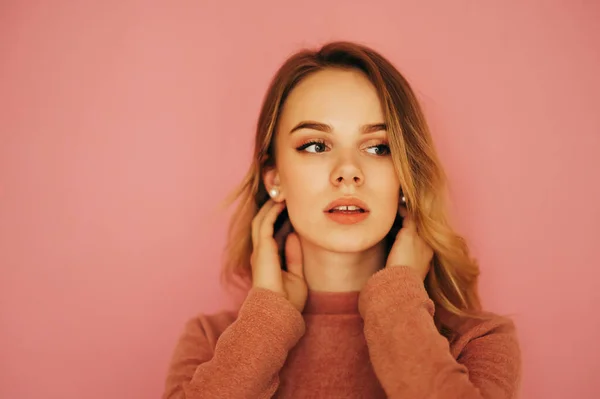 Beauty Portret Mooie Jonge Vrouw Geïsoleerd Roze Achtergrond Zoek Sexy — Stockfoto