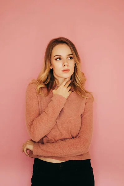 Atractiva Dama Suéter Rosa Posando Para Cámara Sobre Fondo Rosa — Foto de Stock