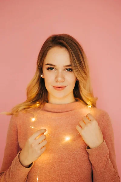 Retrato Una Joven Con Ropa Rosa Luces Navidad Cuello Sobre —  Fotos de Stock