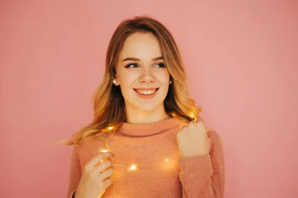 Retrato Senhora Sorridente Suéter Luzes Natal Isolado Fundo Rosa Olhando — Fotografia de Stock