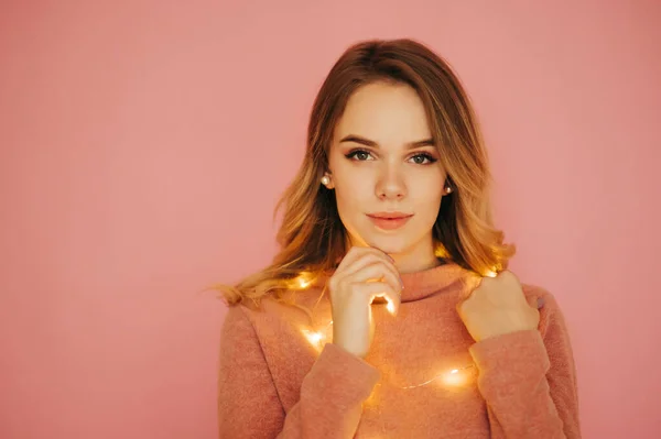 Close Portret Van Aantrekkelijke Vrouw Kerstverlichting Geïsoleerd Roze Achtergrond Kijken — Stockfoto