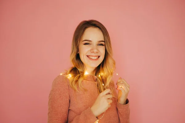 Retrato Una Señora Feliz Vestida Rosa Sobre Fondo Rosa Con —  Fotos de Stock