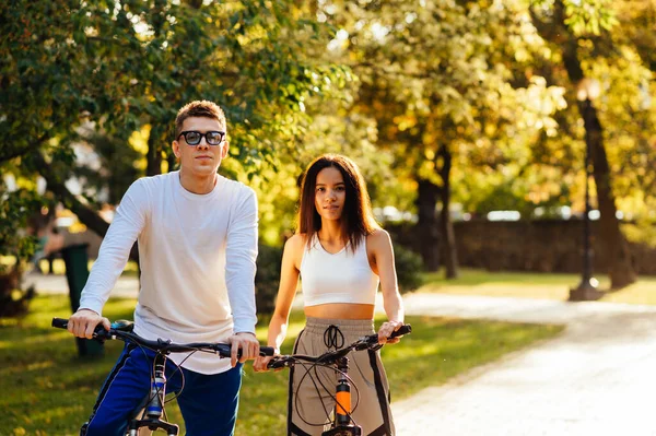 Homem Mulher Bonitos Roupas Casuais Elegantes Ficam Parque Outono Bicicletas — Fotografia de Stock