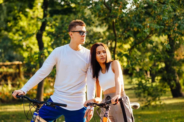 Portret Van Een Paar Stijlvolle Jongeren Stijlvolle Casual Kleding Het — Stockfoto