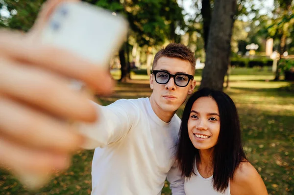 Νέοι Όμορφοι Άνθρωποι Βγάζουν Selfie Smartphone Στο Πάρκο Ένας Σοβαρός — Φωτογραφία Αρχείου