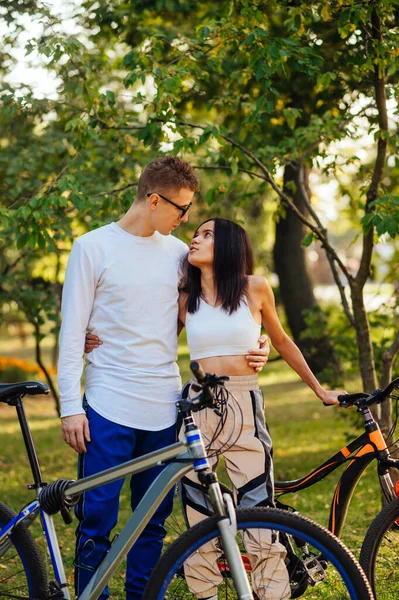 Retrato Casal Amoroso Elegante Com Bicicletas Parque Outono Abraços Homem — Fotografia de Stock