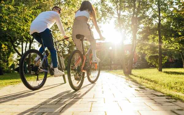 Stijlvol Koppel Fietsen Het Najaarspark Bij Zonsondergang Man Vrouw Fietsen — Stockfoto