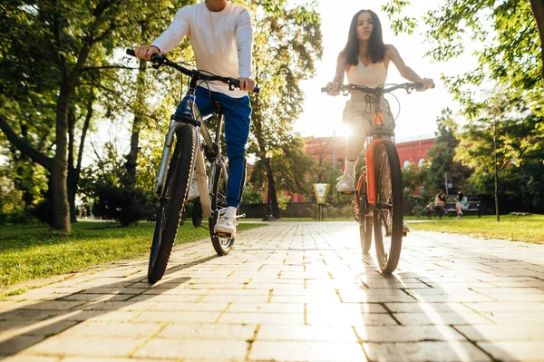 两个男人和一个女人在公园里骑自行车 周末骑自行车的朋友们的积极娱乐活动 — 图库照片