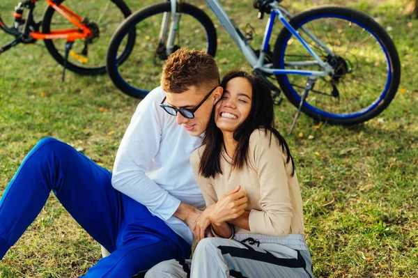 Feliz Casal Apaixonado Sentado Gramado Parque Divertindo Homem Faz Cócegas — Fotografia de Stock