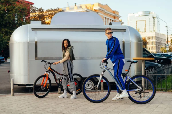 Een Paar Jonge Mensen Casual Kleding Lopen Straat Fiets Tegen — Stockfoto