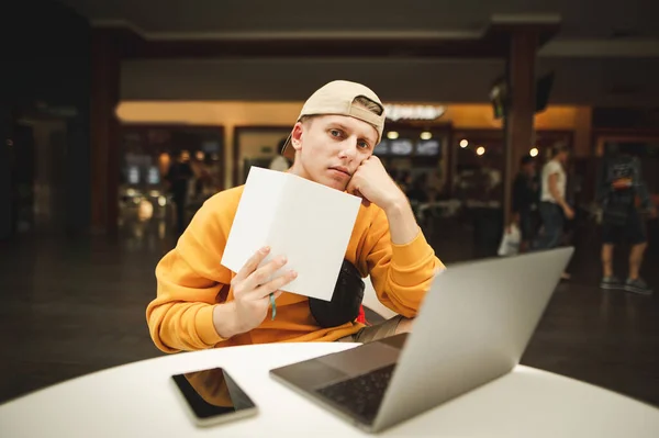 Student Heller Freizeitkleidung Und Mütze Sitzt Mit Laptop Und Buch — Stockfoto