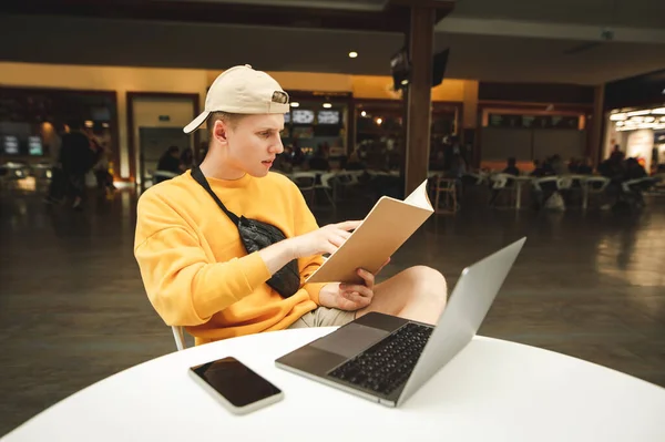 Retrato Menino Estudante Bonito Roupas Casuais Sentado Com Laptop Mesa — Fotografia de Stock