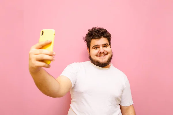 Funny Fat Guy Curly Hair Takes Selfie Pink Background Looks — Stock Photo, Image