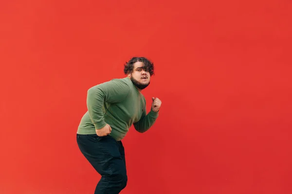 Stilig Overvektig Ung Mann Danser Rød Vegg Lytter Til Musikk – stockfoto