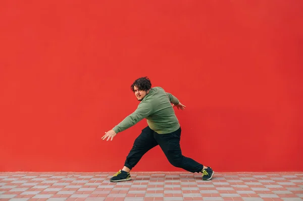 Hombre Carismático Gordo Bailando Breakdance Sobre Fondo Rojo Pared Usando —  Fotos de Stock