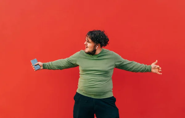 Homem Gordo Engraçado Com Cabelo Encaracolado Dançando Fundo Vermelho Com — Fotografia de Stock