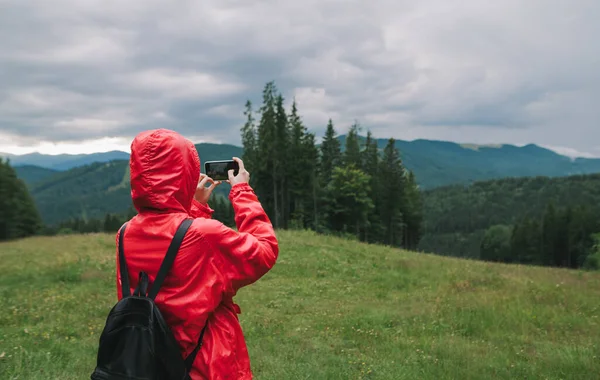 Visão Traseira Uma Viajante Feminina Uma Jaqueta Vermelha Usando Seu — Fotografia de Stock