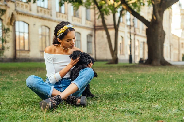 Vacker Kvinna Leker Med Svart Liten Hund Som Sitter Gräset — Stockfoto
