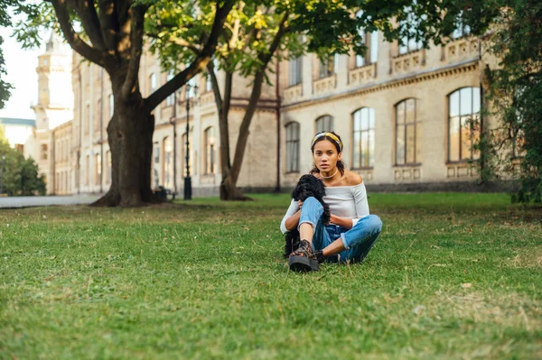 Attraktiv Latinamerikansk Kvinna Sitter Gräsmattan Mot Bakgrund Gammal Byggnad Och — Stockfoto