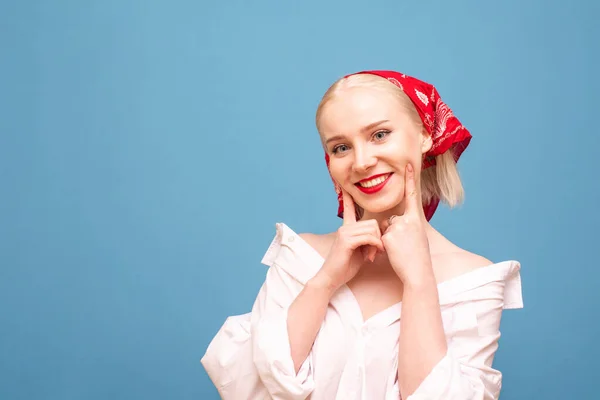 Usmívající Dívka Bílé Nadrozměrné Košili Červeném Šátku Izolovaná Modrém Pozadí — Stock fotografie
