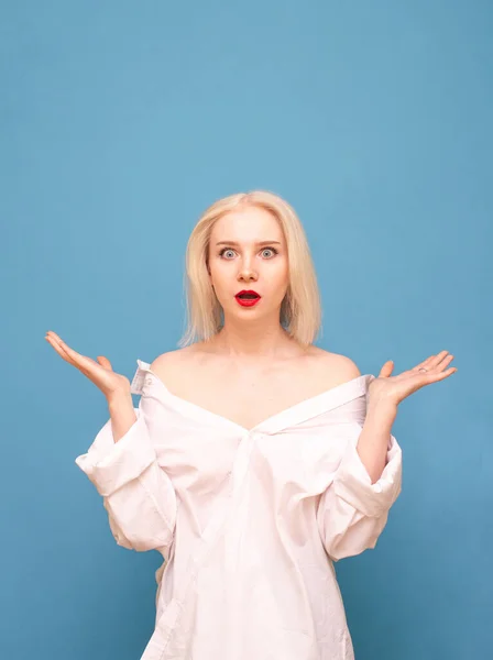 Verwirrte Blonde Frau Weißem Überdimensionalem Hemd Auf Blauem Hintergrund Die — Stockfoto