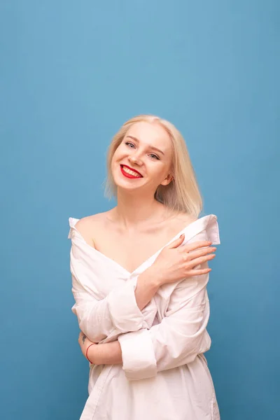 Szczęśliwa Seksowna Blondynka Męskiej Koszuli Odizolowana Niebieskim Tle Patrząca Kamerę — Zdjęcie stockowe