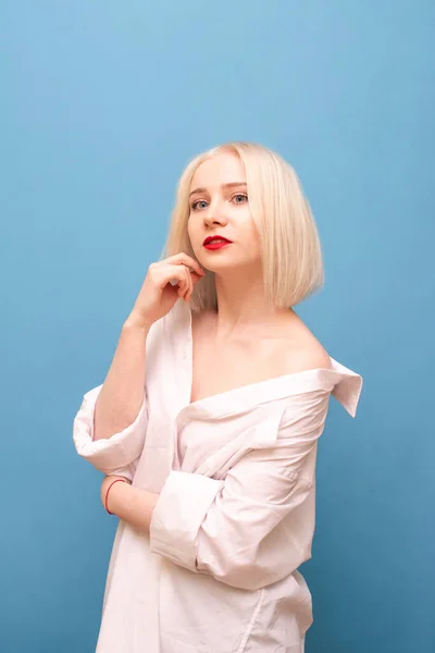 Sexy Blondes Mädchen Herrenhemd Posiert Vor Blauem Hintergrund Die Kamera — Stockfoto