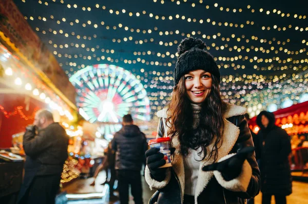 Happy Girl Winter Clothes Stands Evening Christmas Street Fair Background — Stock Photo, Image