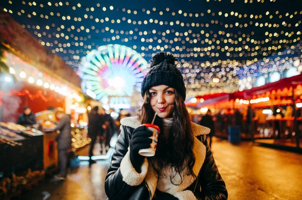 Portrait Cute Lady Street Christmas Looking Camera Smile Her Face — Stock Photo, Image