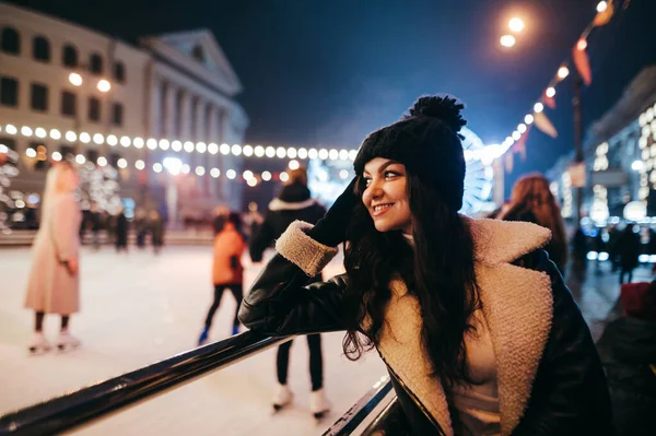 Menina Bonito Roupas Quentes Fica Inverno Perto Pista Patinação Fundo — Fotografia de Stock