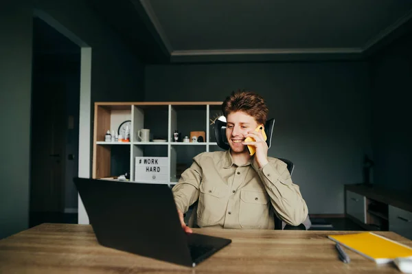 Jovem Feliz Trabalhando Laptop Casa Trabalho Falando Telefone Com Sorriso — Fotografia de Stock