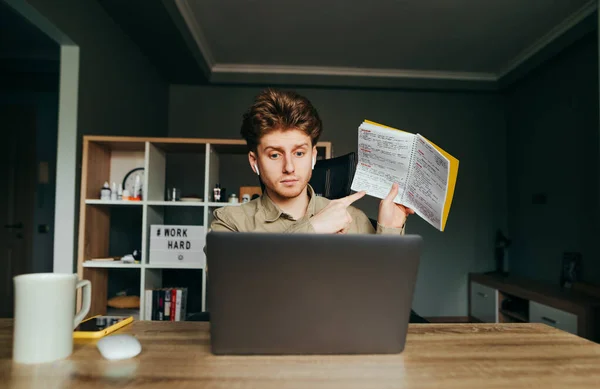 Νεαρός Άνδρας Κάθεται Στο Χώρο Εργασίας Του Στο Σπίτι Στην — Φωτογραφία Αρχείου