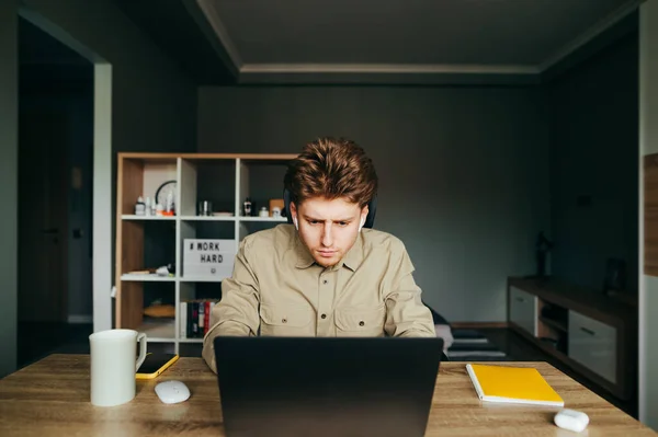 Joven Hombre Negocios Concentrado Camisa Auricular Que Trabaja Ordenador Portátil —  Fotos de Stock