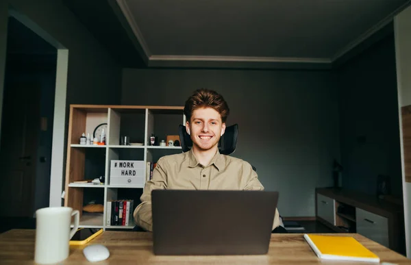 Tipo Feliz Con Auriculares Inalámbricos Trabaja Casa Internet Escritorio Mira —  Fotos de Stock