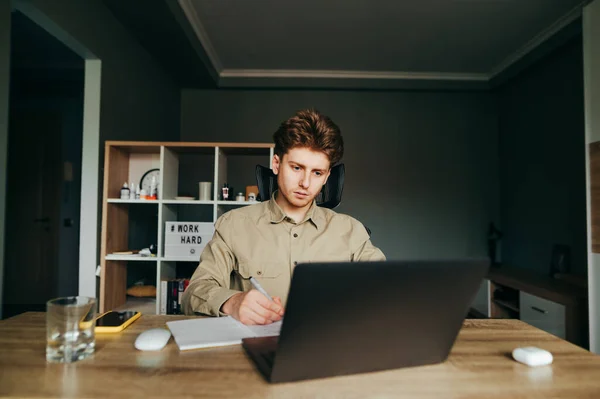 Jeune Homme Occupé Travaille Maison Sur Ordinateur Portable Écrit Des — Photo