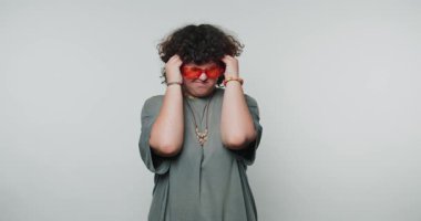 Yaratıcı bir birey, benzersiz tarzını kıyafet seçimleriyle ve kapalı alan ortamında güneş gözlükleriyle ifade eder. Rahatlatıcı yaklaşım onların cazibesini ve kişiliğini arttırır..