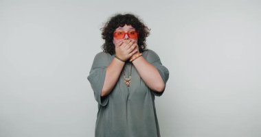 Kıvırcık saçlı ve parlak turuncu gözlüklü biri, iyi ışıklandırılmış bir stüdyoda ağzı kapalı bir şekilde şoka girer. Atmosfer katılımcılar arasında yaratıcılık ve heyecan dolu..