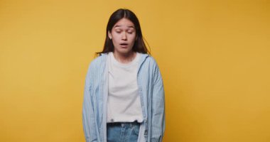 Sarı arka planda çeşitli duygu ve ifadeleri sergileyen genç bir kadının görüntüleri