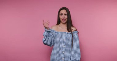 Genç bir kadının görüntüsü pembe arka planda oluşan duyguların bir karışımını ifade ediyor.