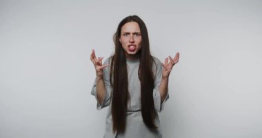 Genç bir kadının hafif arka plandaki hareketleriyle hayal kırıklığını ve hayal kırıklığını ifade ediyor.