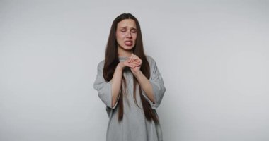 Genç bir kadının ellerini sıkarken çekilen görüntüler pişmanlığı ve tevazuyu hafif arka planda yansıtıyor.