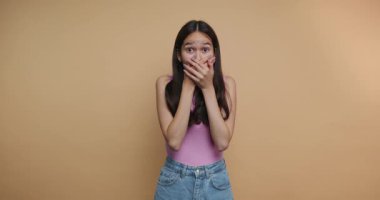 Neşeli bir ortamda beklenmedik haberler duyan bir kişi, şokdan neşeye çeşitli duygular gösterir. Etkileyici tepkileri o anın heyecanını yakalıyor..