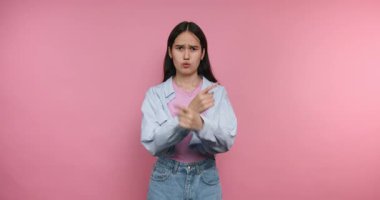 Parlak pembe bir stüdyoda, genç bir kadın yüz ifadeleri ve el hareketleriyle farklı duygular taşır. Her kare onun yaratıcılığını ve hikaye anlatımını vurguluyor..