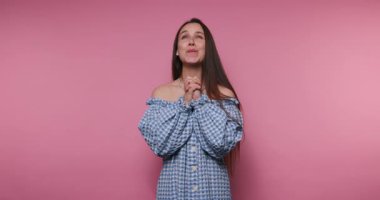 Bir kadın mutluluk ve pozitifliği jestler ve gülümsemelerle ifade eder. Cazibesini enerjik bir ortamda sergiliyor, neşe saçıyor..