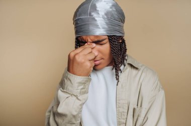 Genç birey derin düşüncelere dalmış hayal kırıklığı ya da tefekkür belirtileri gösteriyor. Sıradan bir tişört ve başörtüyle basit bir arka plana karşı dururlar..