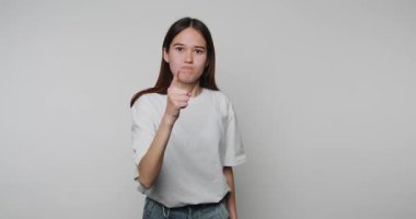 Yavrunun yumruğunu sıktığı görüntüler beyaz arka planda minimalist bir ortamda azim ve öfke duygusu sergiliyor.