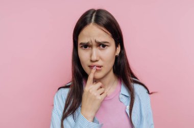 Pembe bir geçmişe karşı endişeli bir ifadesi olan genç kadın..