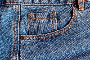 Mavi kot pantolon saat yakın cep, kot kumaş giyim reklamları ve moda blogları için.