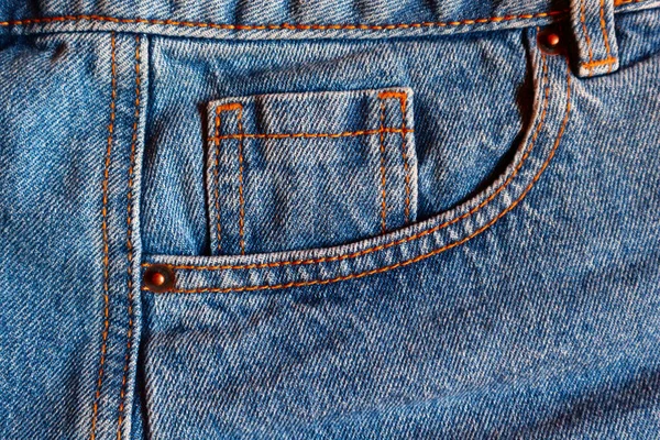 Mavi kot pantolon saat yakın cep, kot kumaş giyim reklamları ve moda blogları için.